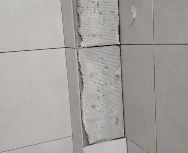 静安瓷砖空鼓维修公司分享下瓷砖施工前基层浇水润湿程度不足，可能导致以下问题